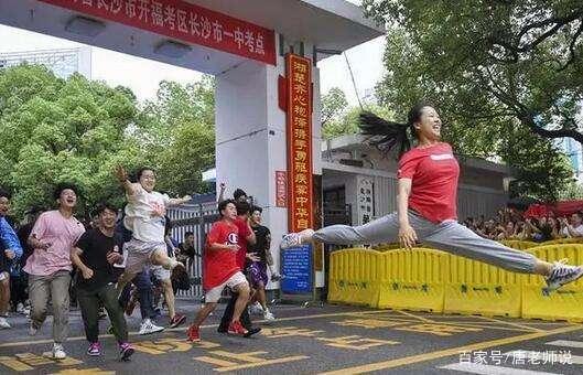 還記得那個(gè)“一字馬”女生嗎？她高考成績出來了，網(wǎng)友卻炸鍋了！