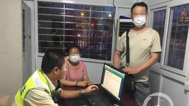 話嘮遭人煩！男女坐車旅游因話太多，被司機丟在了高速上 