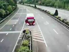 話嘮遭人煩！男女坐車旅游因話太多，被司機丟在了高速上 (圖2)