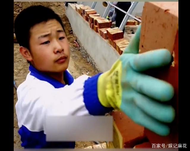 正能量！搬磚男孩工地上收到通知書，如今畢業(yè)成為一名軍官！
